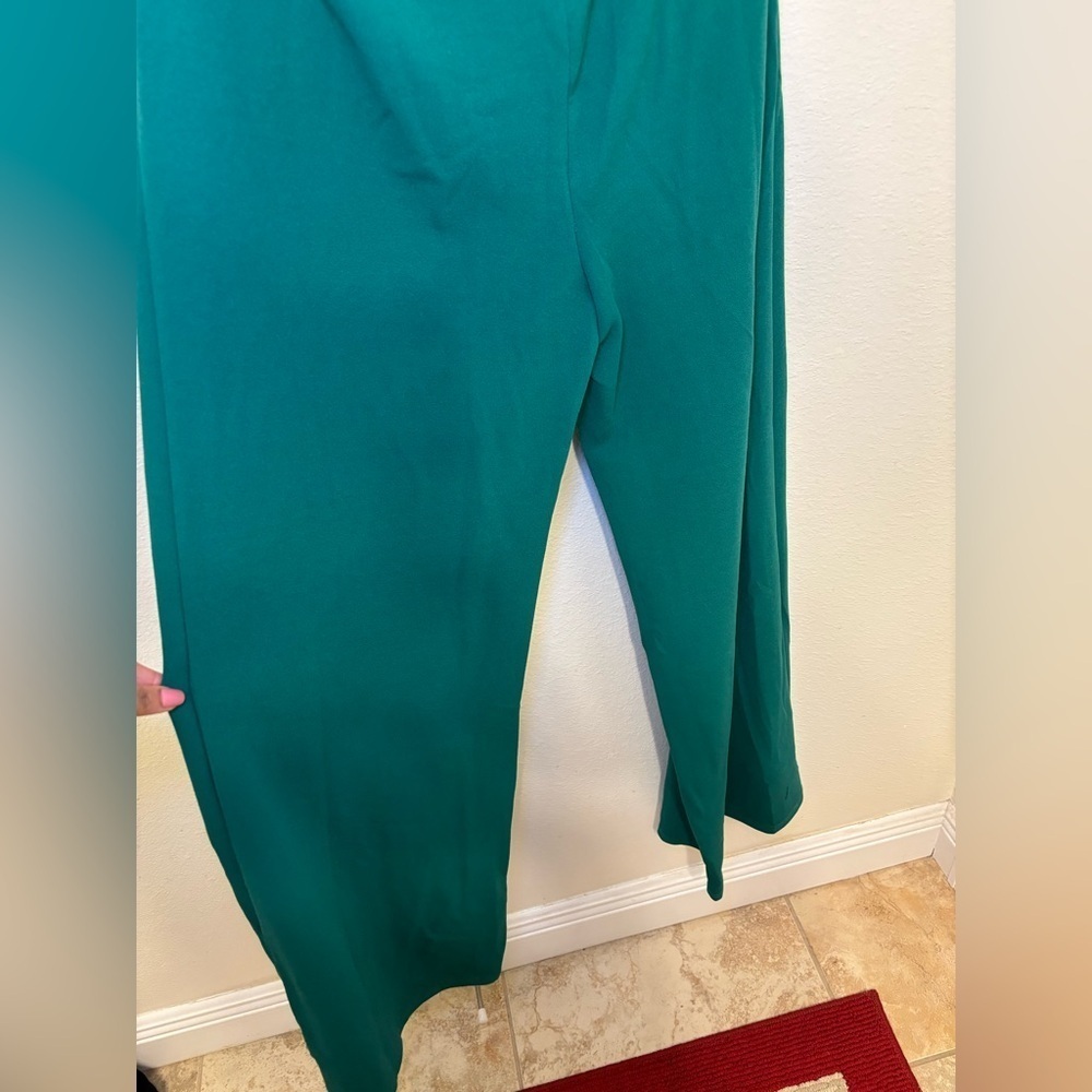 Chic Green Trousers with gold Belt Detail - Picture 4 of 4
